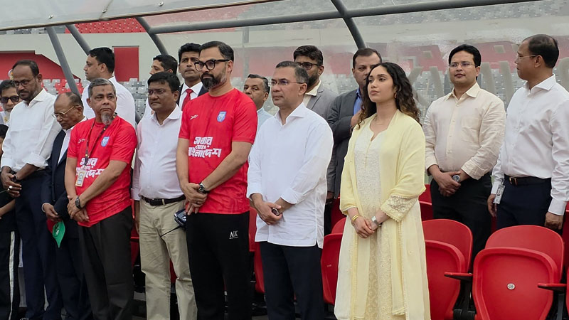 PM, daughter make surprise appearance at National Stadium