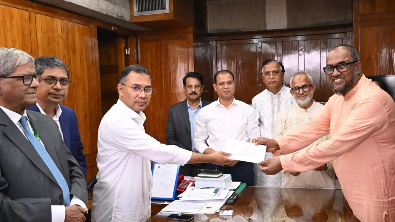 PM gives Tk5,000 to city cleaners as Eid gift
