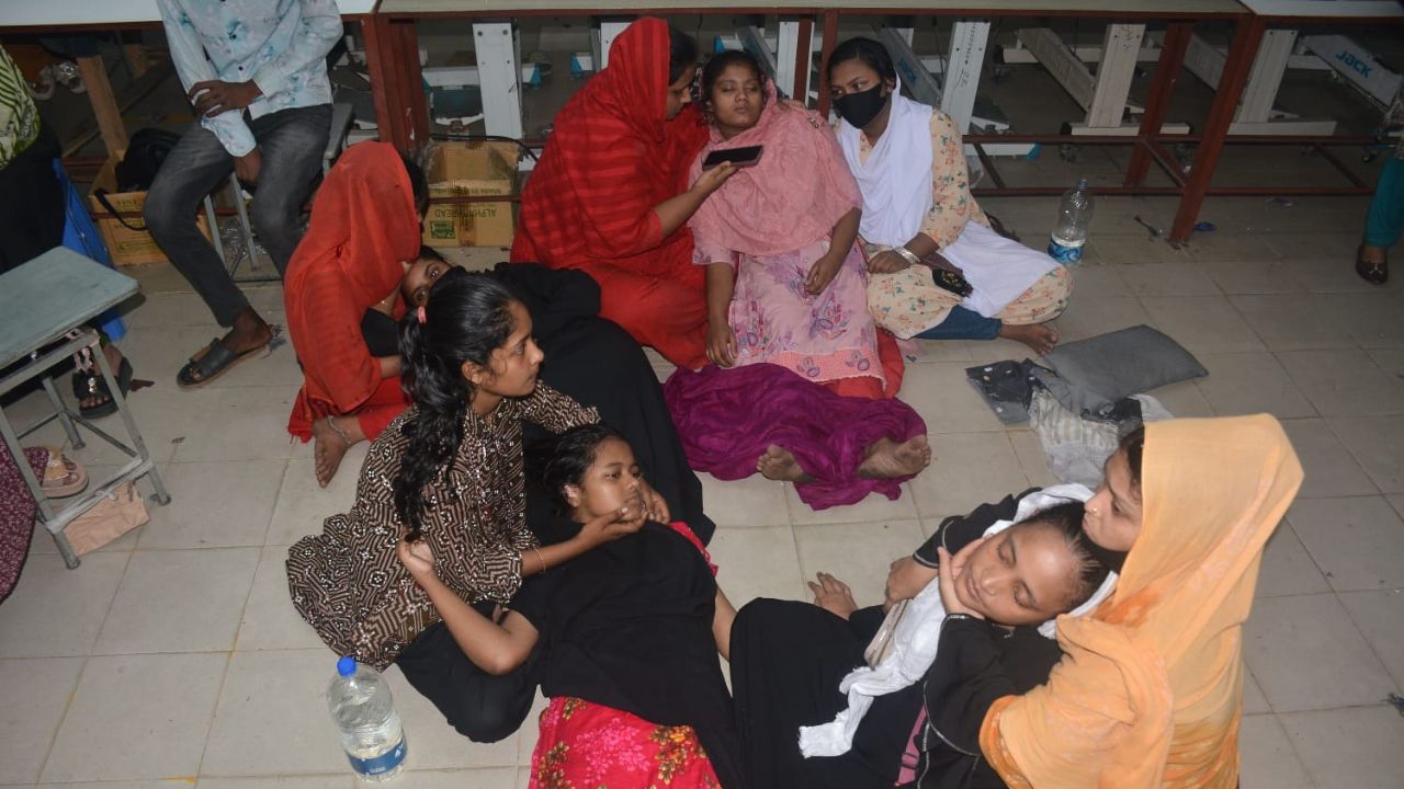 RMG workers block road in Ctg over non-payment of wages