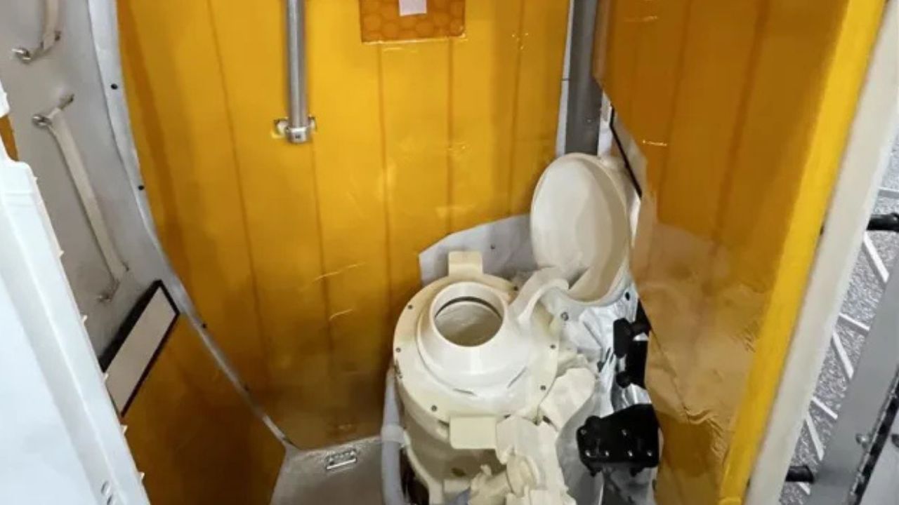 Artemis II toilet problem