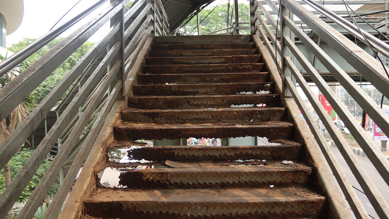 Paribagh broken foot over bridge