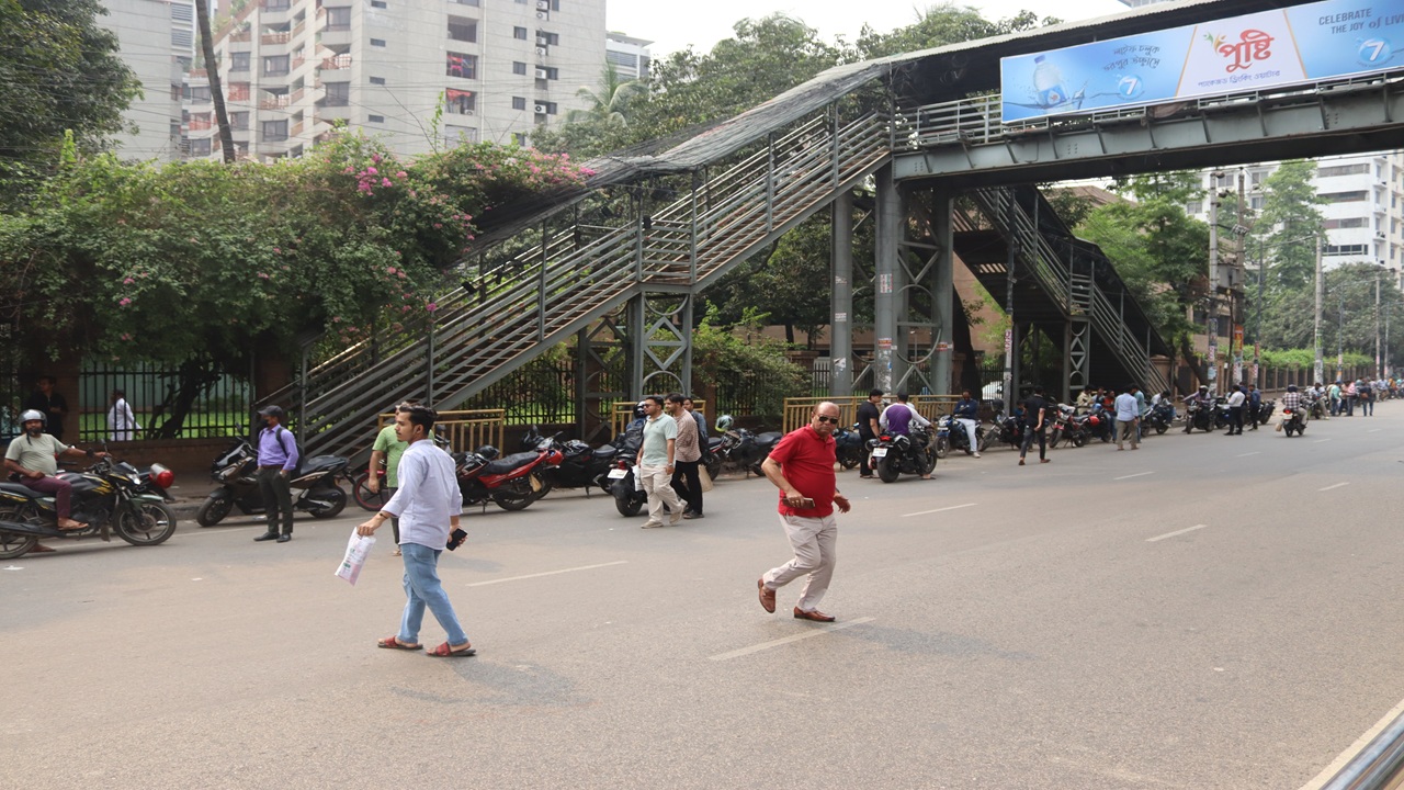 Paribagh broken foot over bridge