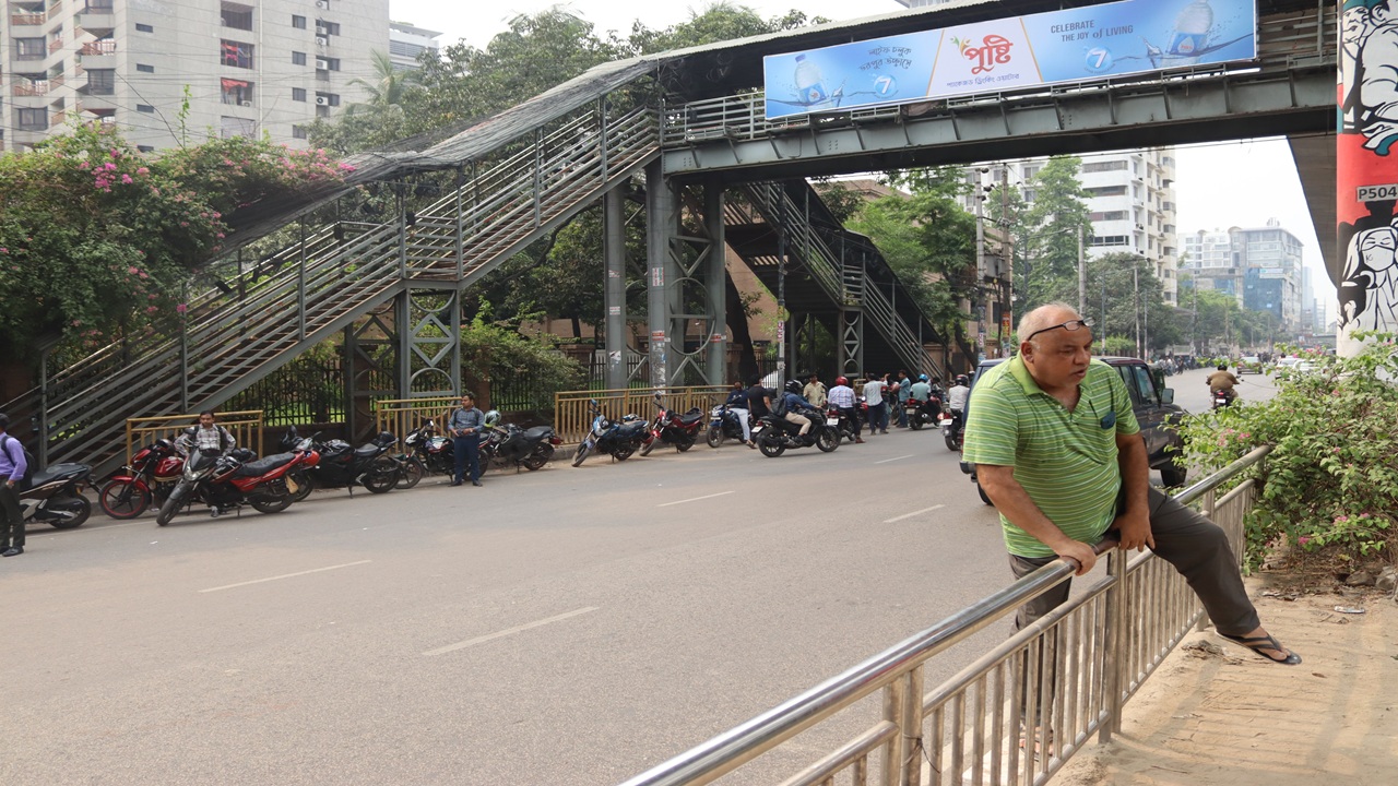 Paribagh broken foot over bridge