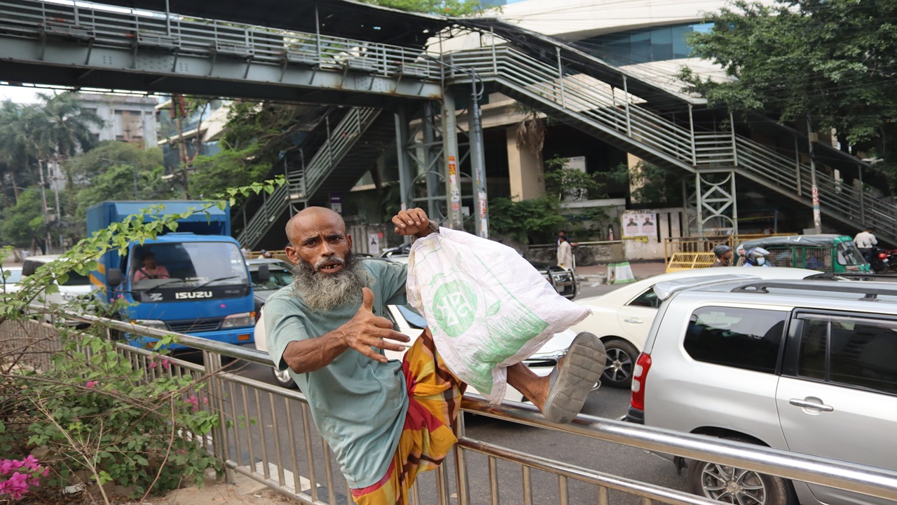 peoples are not using foot over bridge