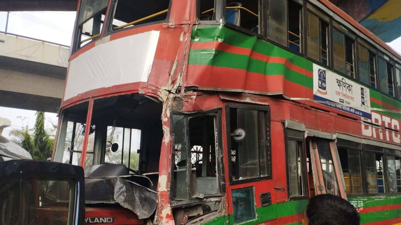 8 DU students injured as bus crashes in Moghbazar flyover