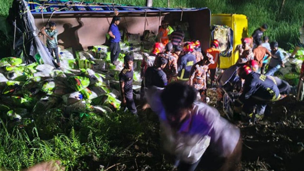 Seven killed as truck falls into ditch in Daudkandi