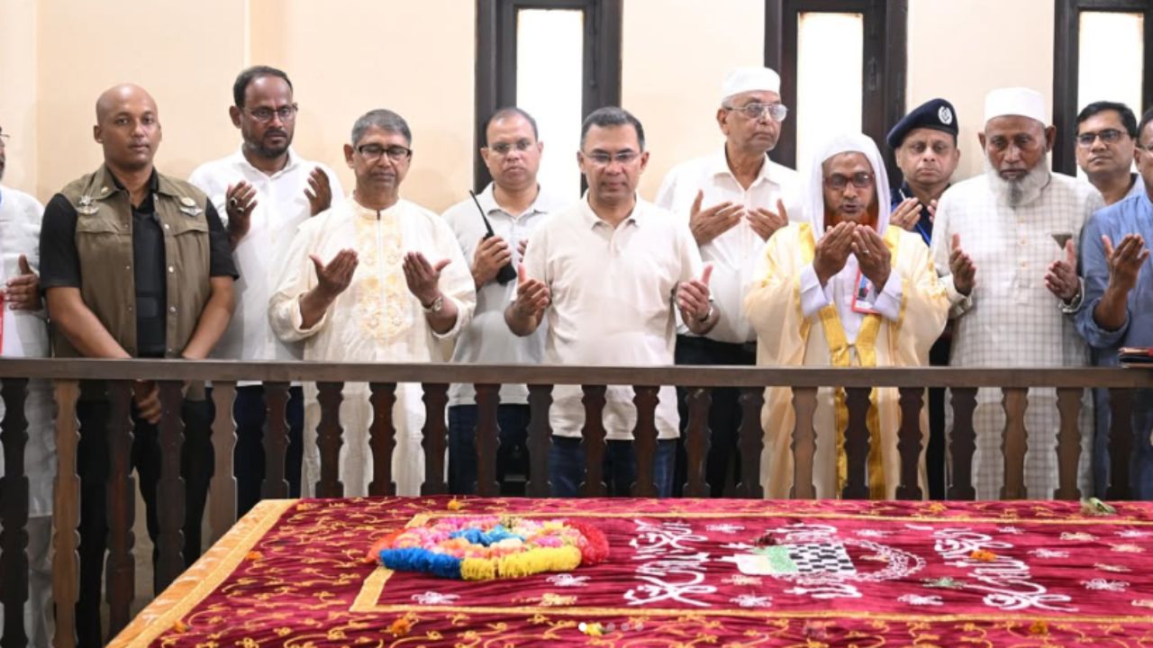 PM pays tribute at Bhasani’s grave in Tangail