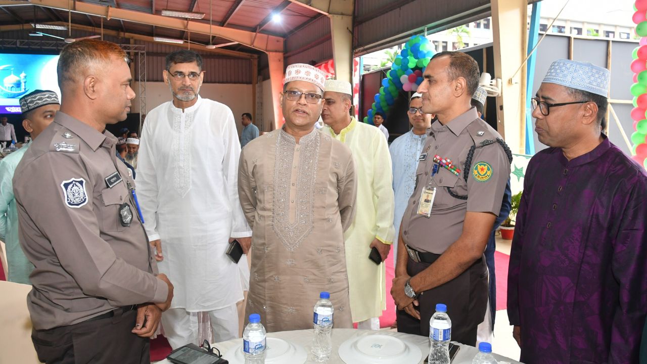 IGP offers Eid prayers at Rajarbagh Parade Ground IGP offers Eid