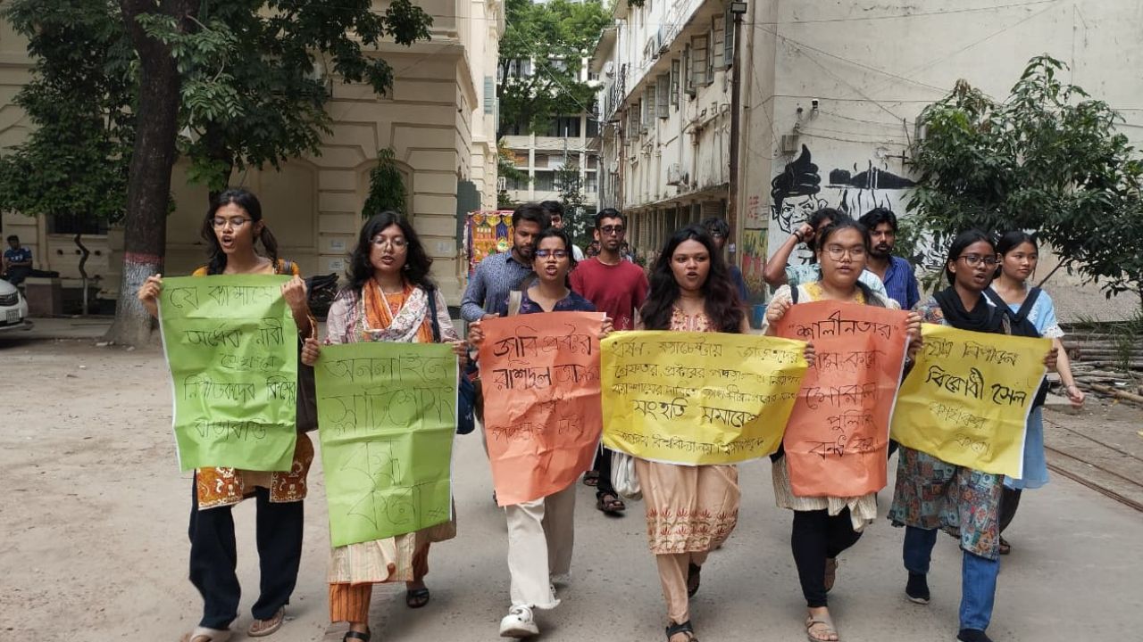 JnU Chhatra Front protests in solidarity with JU movement JnU Chhatra Front
