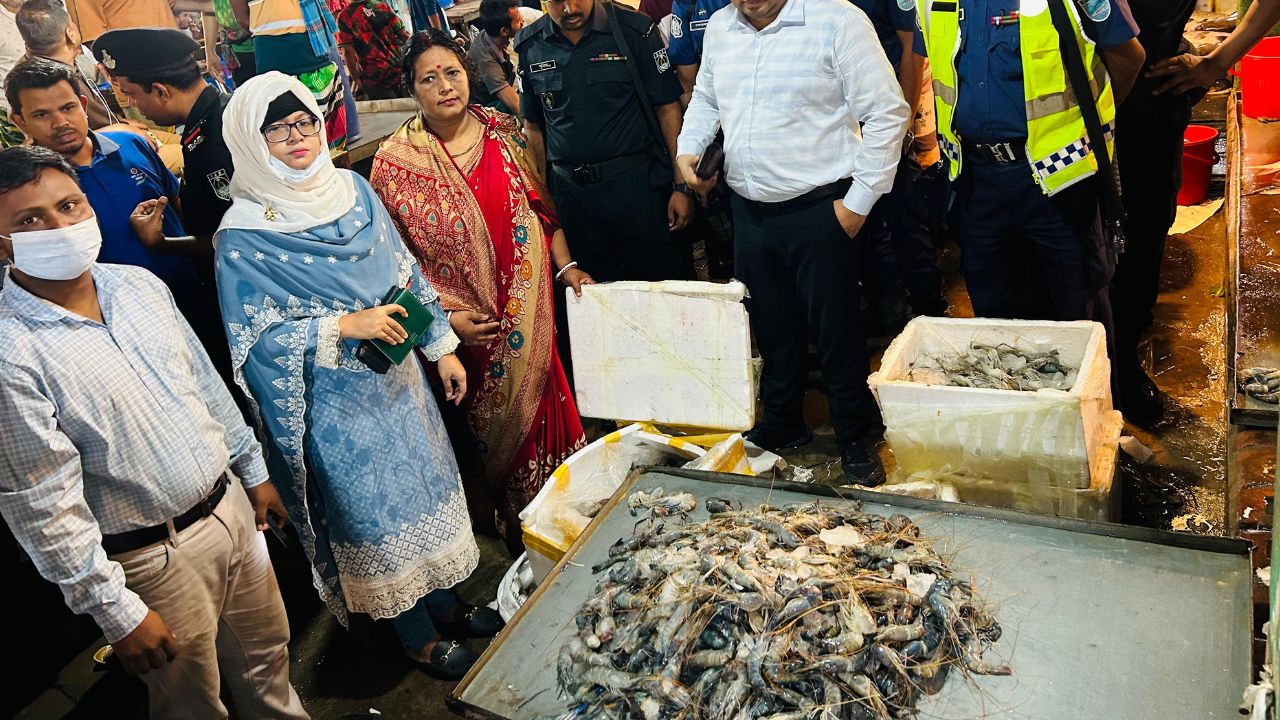 Fish trader fined for injecting jelly into prawns in Narsingdi