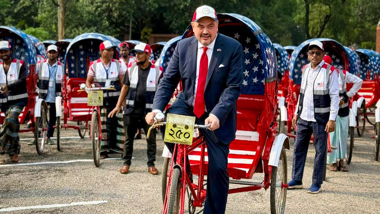 Christensen pulls rickshaw to mark US 250th anniversary US rickshaw