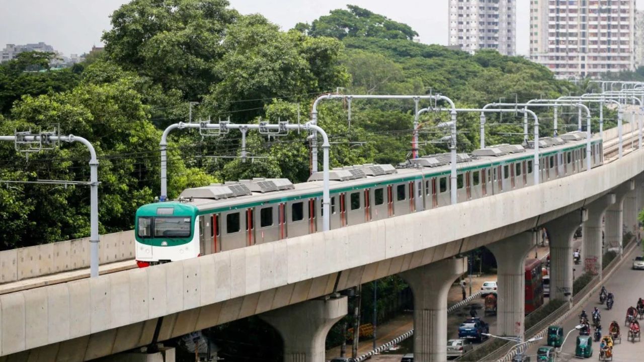 Metro rail service disrupted after balloons hit power line
