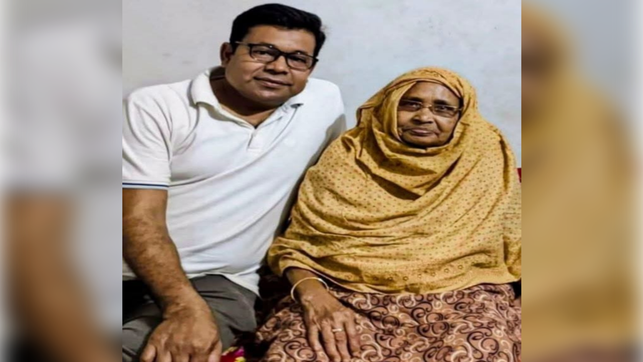 Monir Khan with his mother