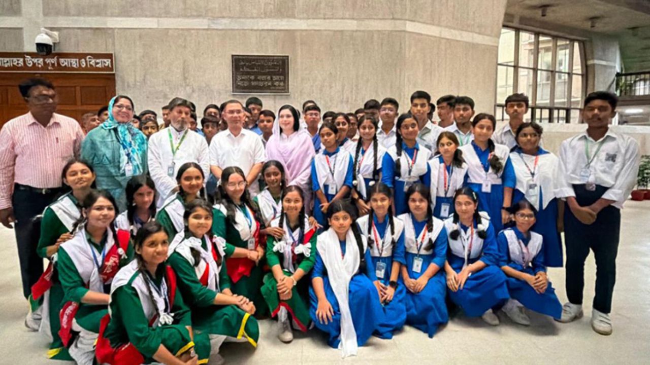 PM urges students