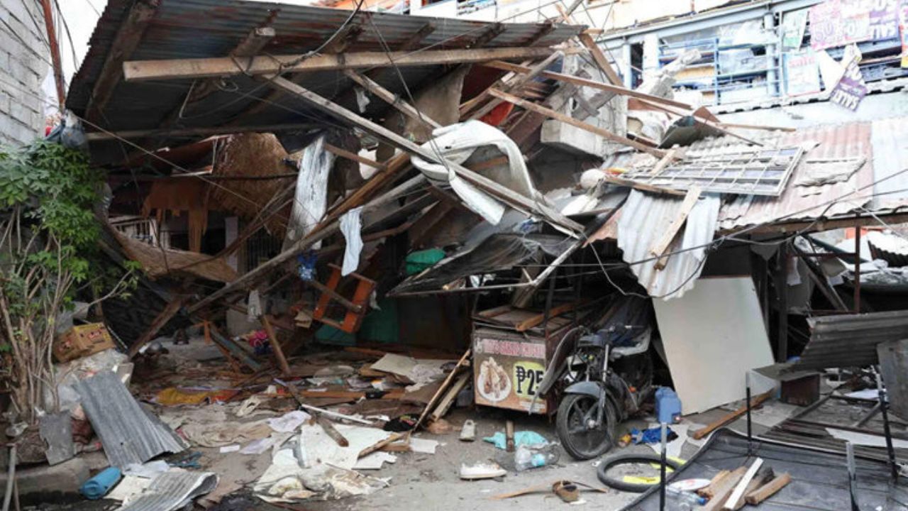 Philippine mayor seeks urgent airlifts after quake cuts off villages