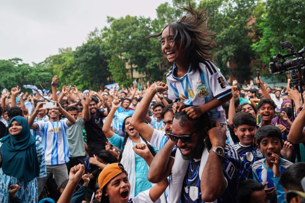 fans celebrate Argentina victory