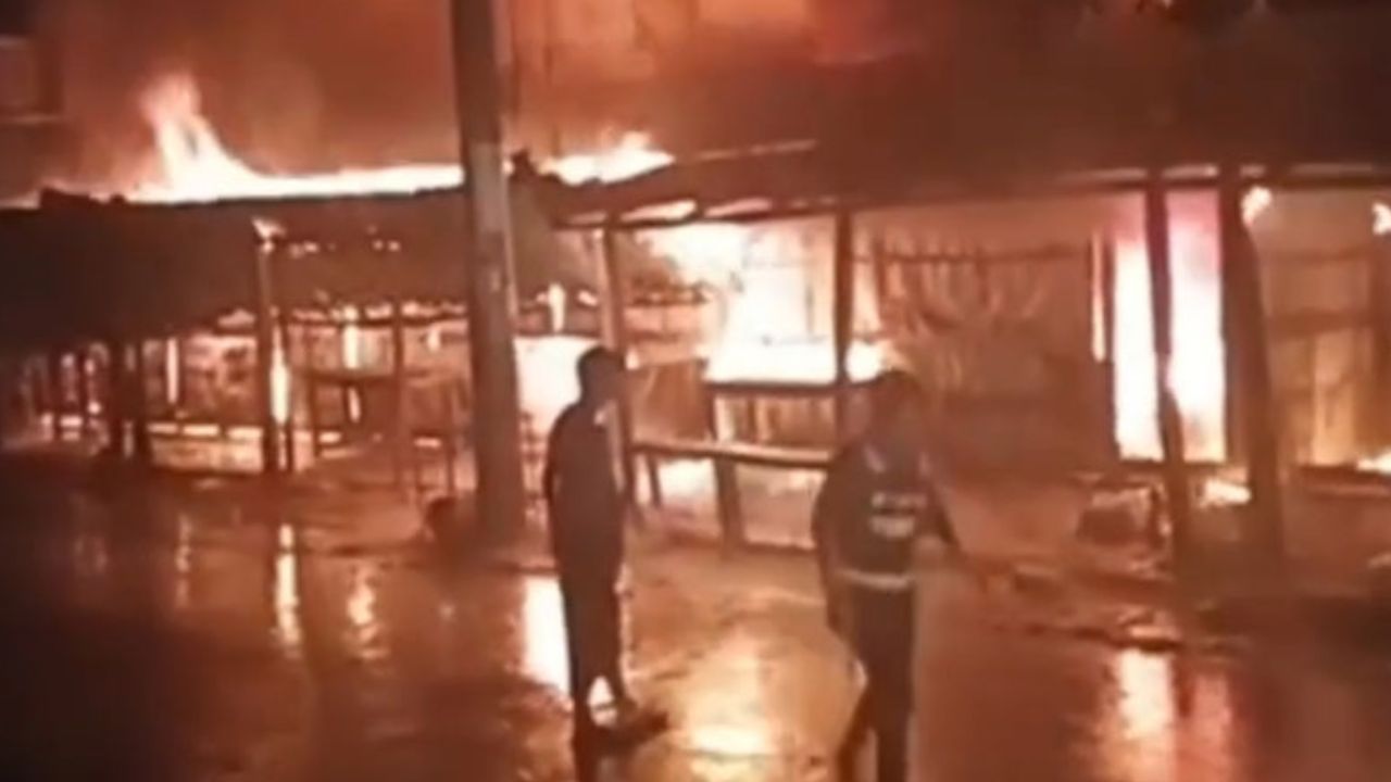 5 shops gutted in Barguna fire