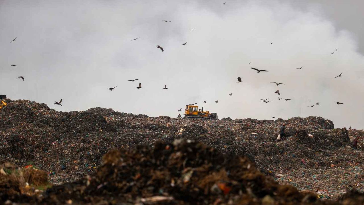 Dhaka’s mountains of misery Dhaka's Landfills