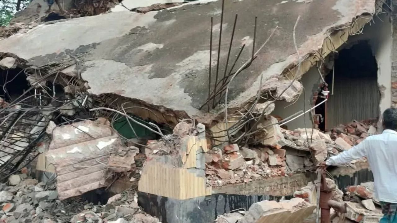 Ex-AL leader’s house demolished, torched in Patuakhali AL leader Patuakhali