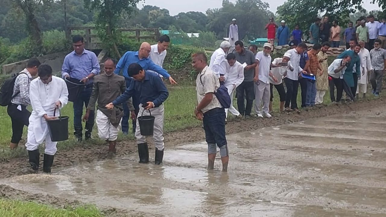 Flood-hit farmers get seeds in Ctg