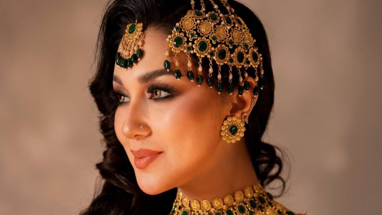 Apu Biswas dazzles in glamorous new gold sari look Apu Biswas photoshoot