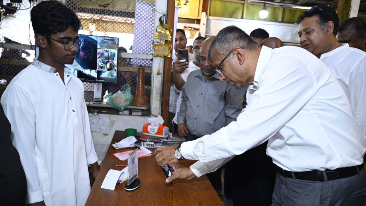 Governor steps up Bangla QR push with market visit Bangla