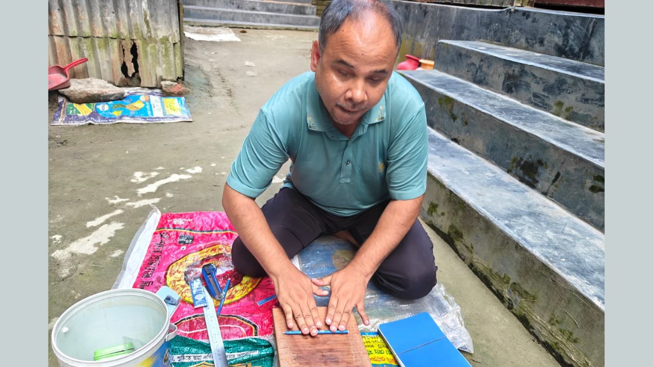 Small wonders: Blind Shariful ‘sees’ what plastic leaves behind Shariful paper pens