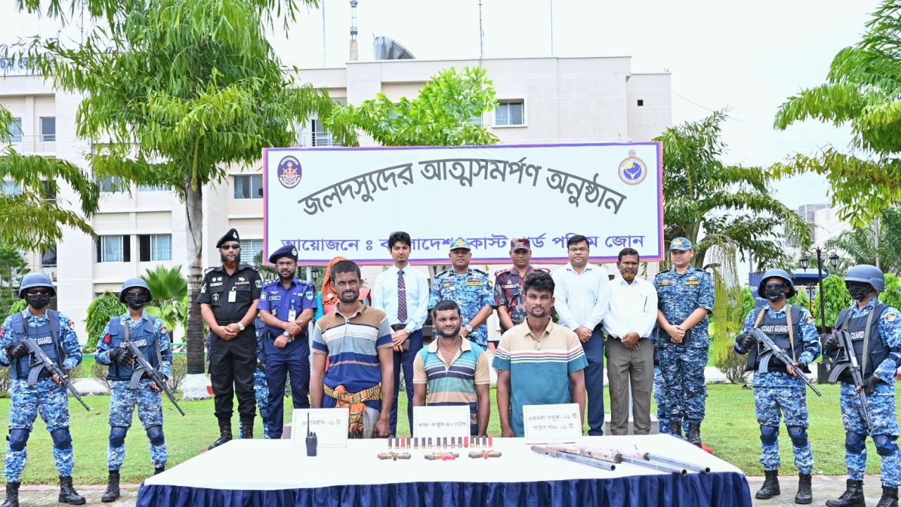 3 members of ‘boro Jahangir’ gang surrenders in Sundarbans boro jahangir gang