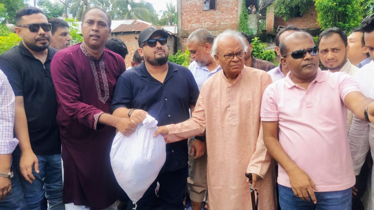 Rizvi, Helal aid 1,500 flood-hit families in Ctg Ctg aid