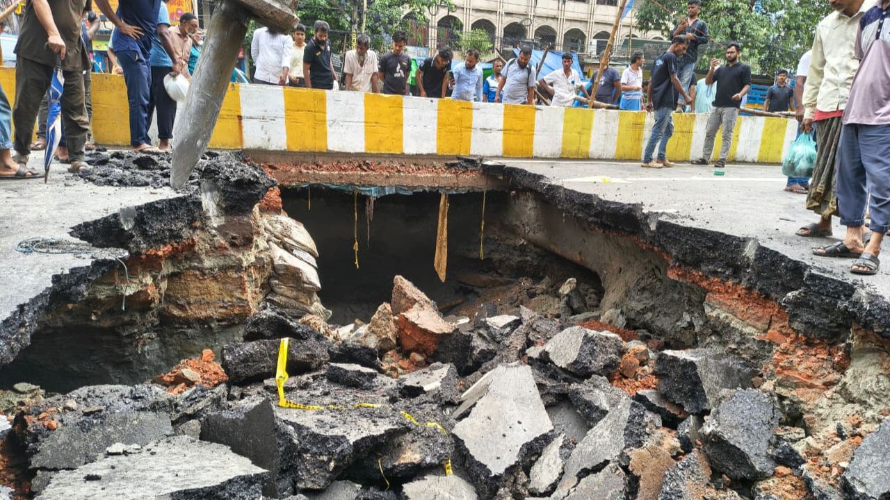 Road collapses in Dhaka’s Dholaikhal, traffic suspended