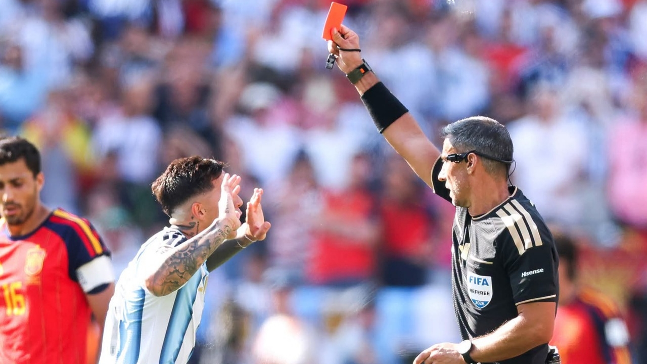 Enzo Fernandez sent off as Argentina go down to 10 men