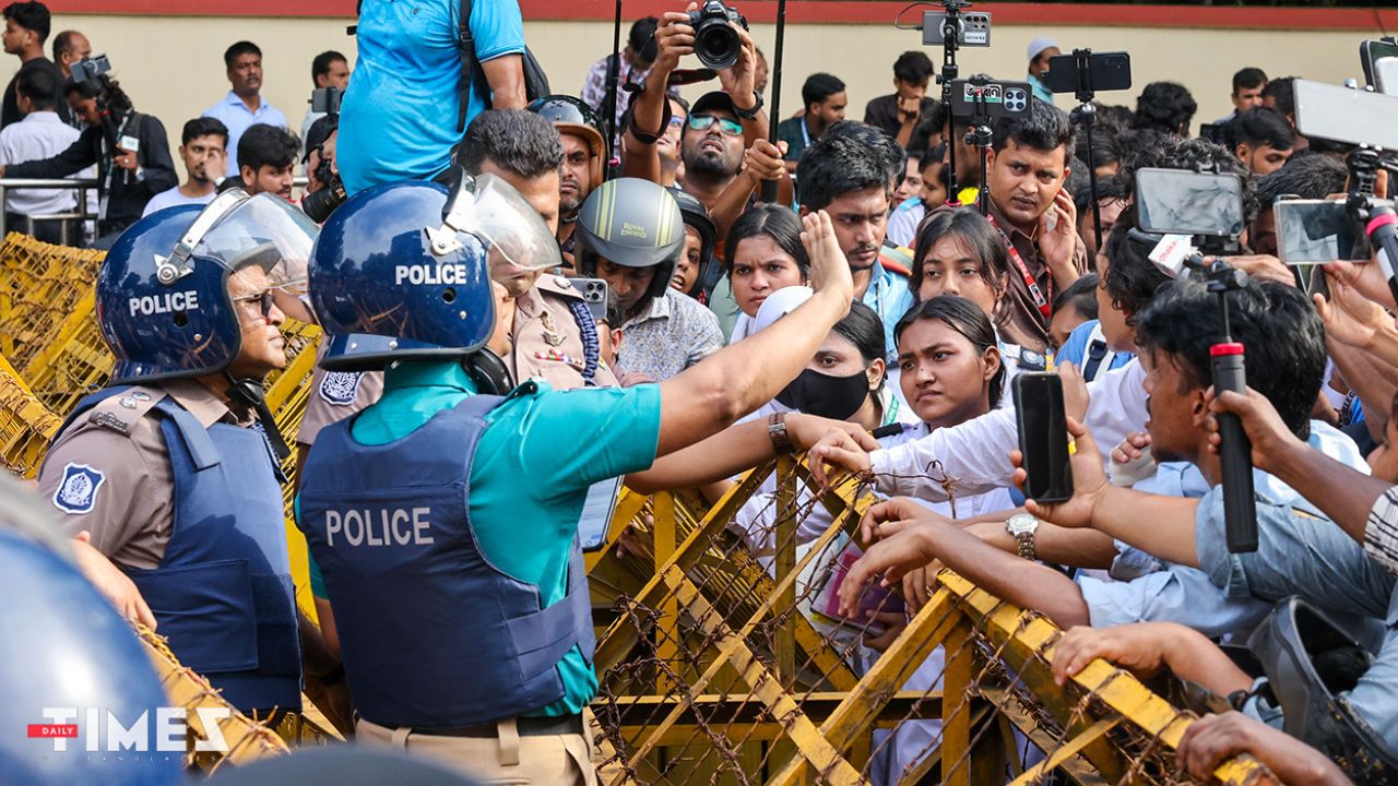 HSC students’ protest march blocked near Shikkha Bhaban HSC students’ protest