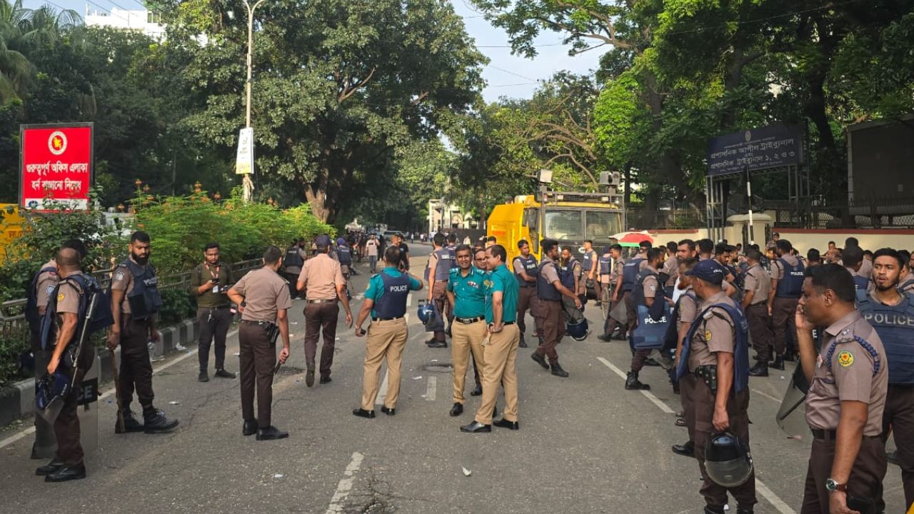 HSC students lift blockade, police remove barricades HSC students lift blockade