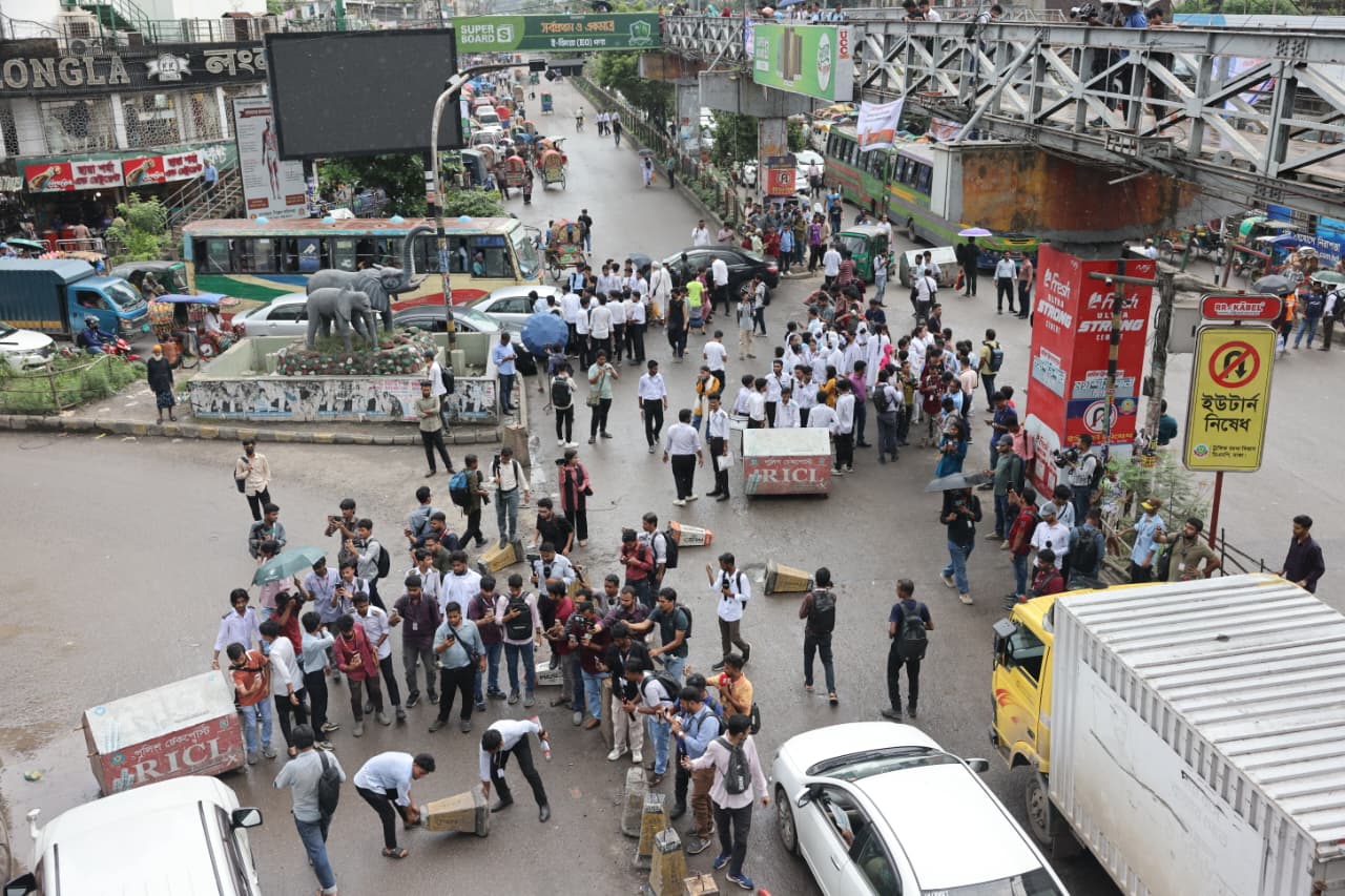 HSC examinees road blockade