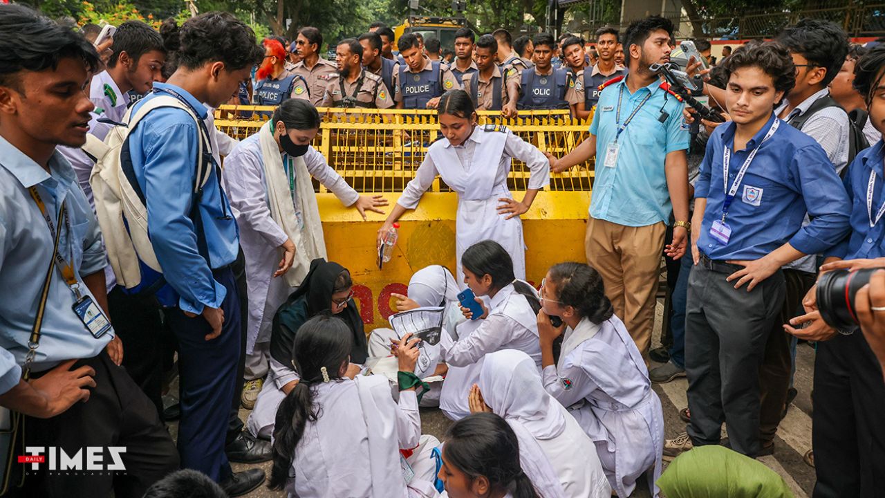 Students present six-point charter to education ministry Students present six-point charter