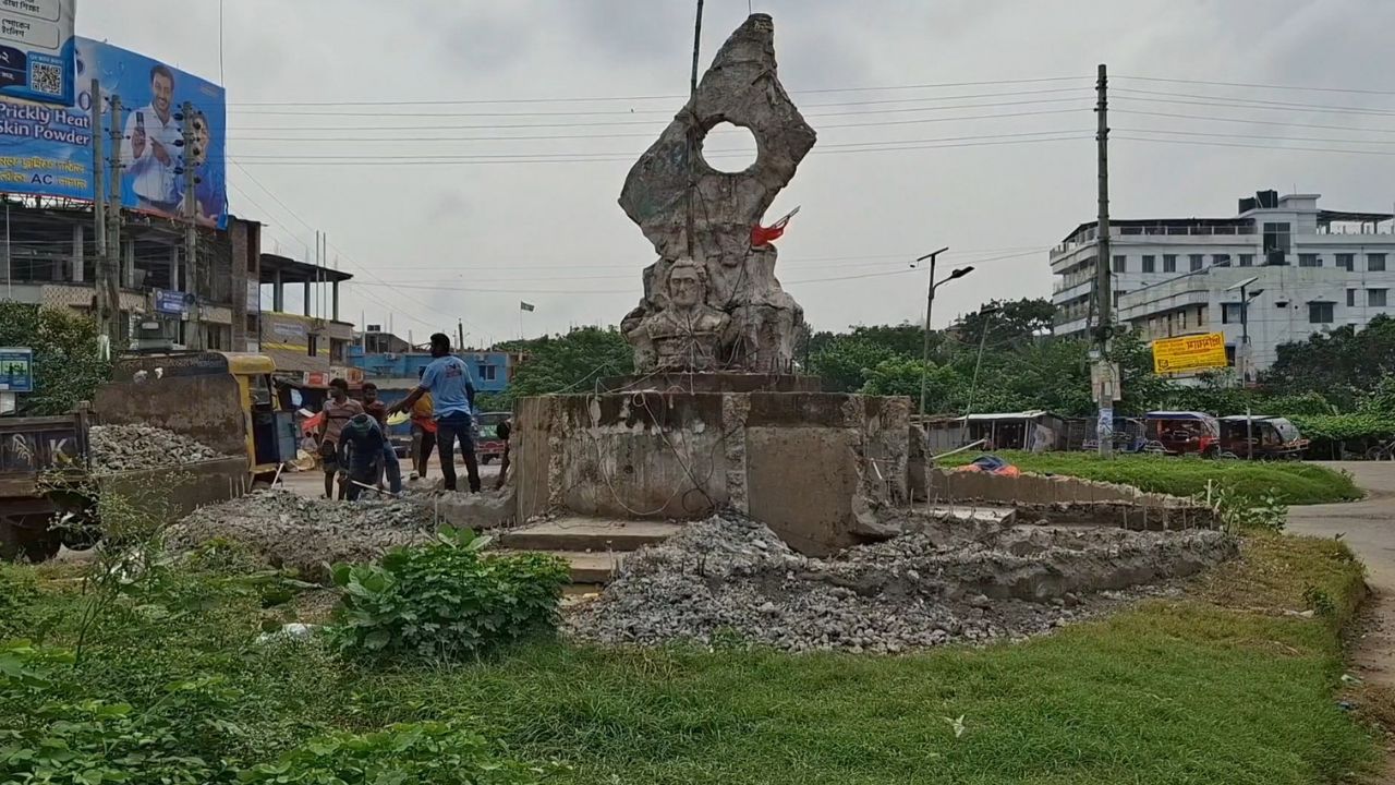 Birshrestha Hamidur Rahman sculpture removed in Jhenaidah Birshrestha Hamidur Rahman sculpture