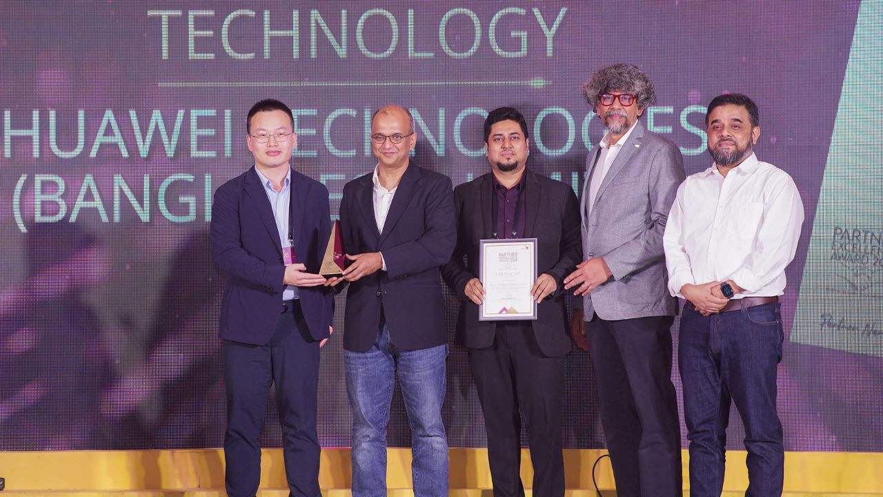 Huawei receives technology award from bKash Huawei bKash
