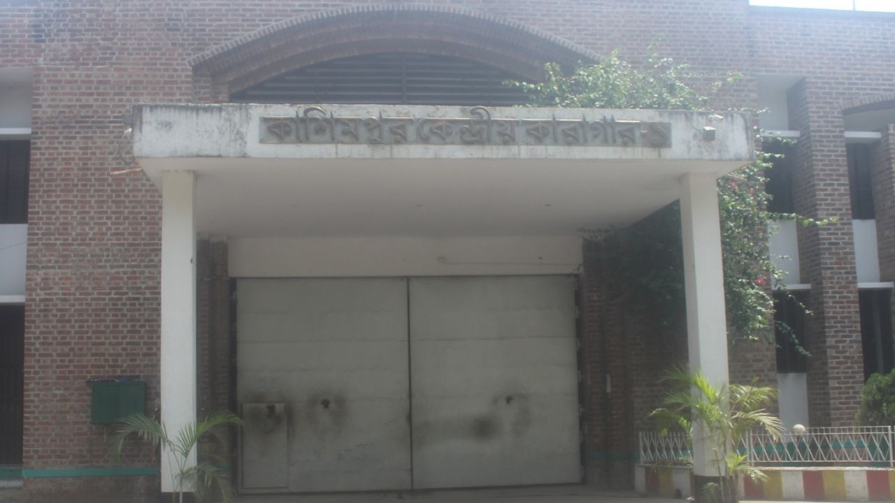 7 prison officials suspended over female inmate’s escape Kashimpur central jail