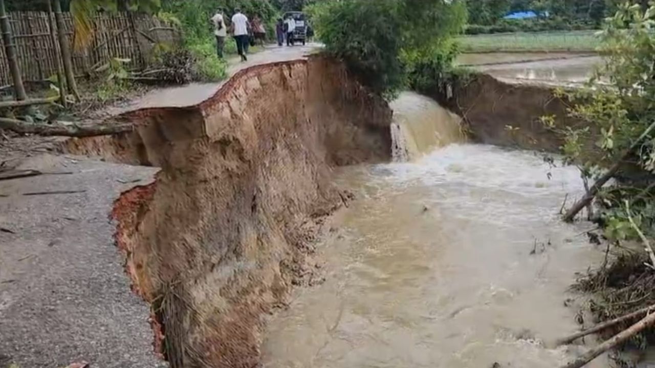 Flash floods cut off road link in Khagrachhari Khagrachhari road