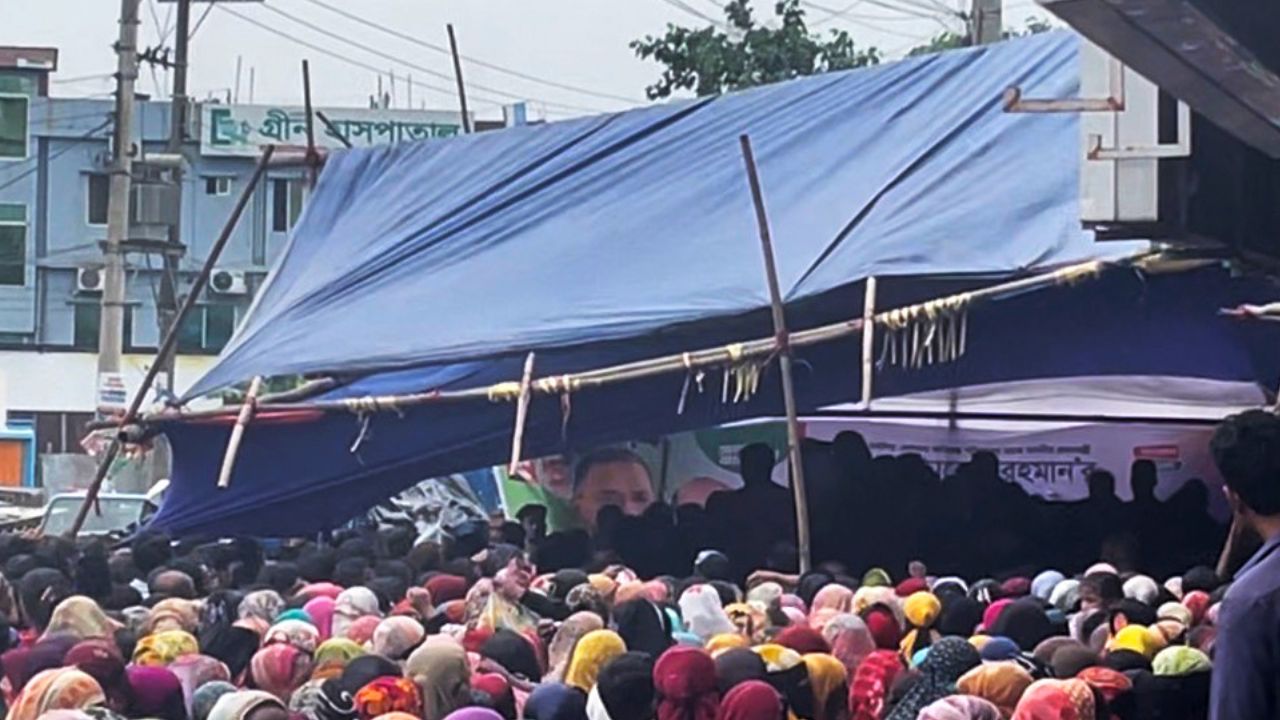 Khosru falls as stage collapses during relief distribution Khosru stage collapses