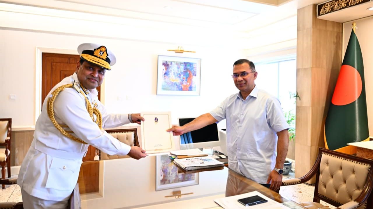 New Navy chief pays courtesy call on PM New Navy chief