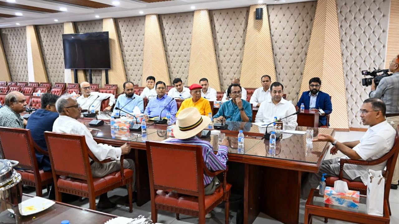 PM seeks editors’ support for free media PM seeks