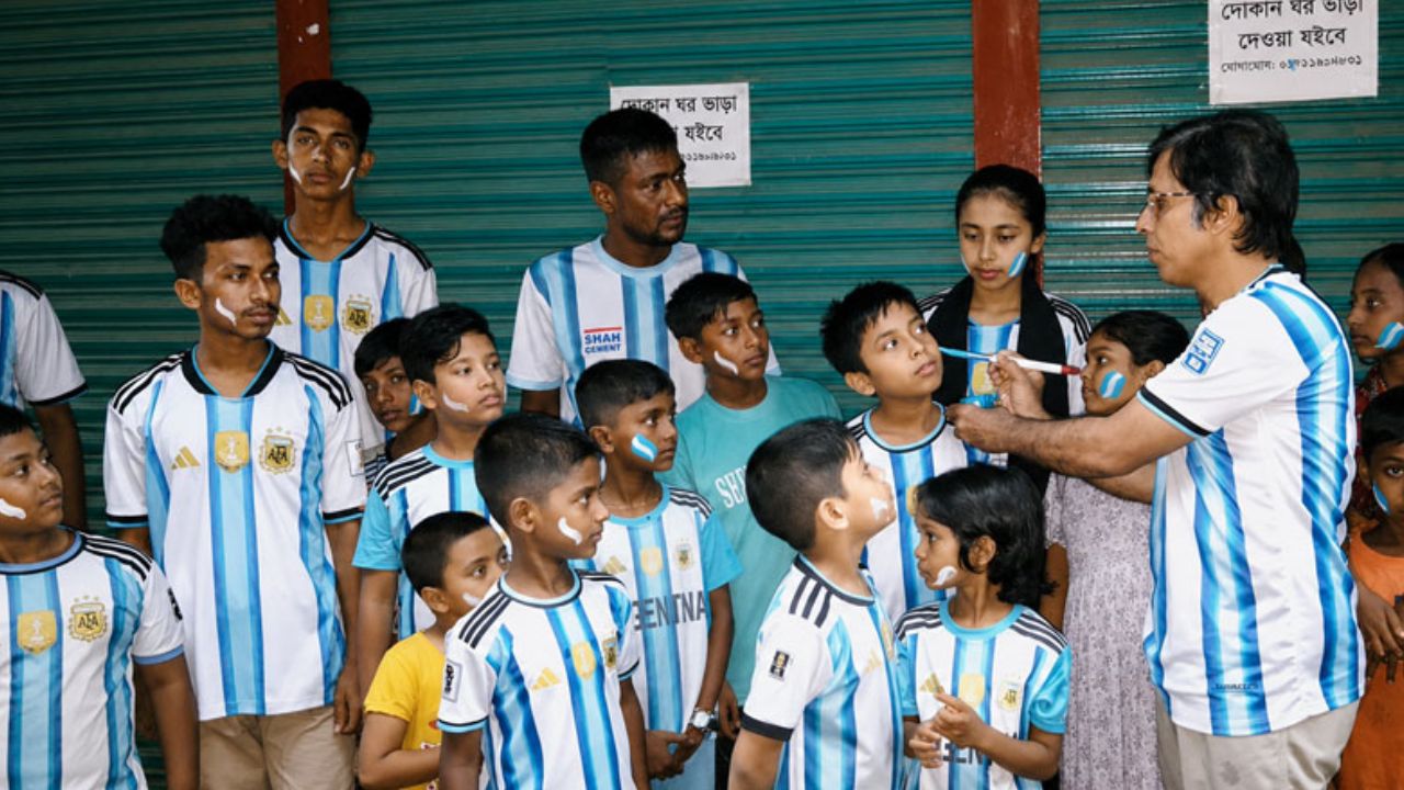 Pabna artist paints Argentina flags on 3,000 fans for free Pabna artist paints