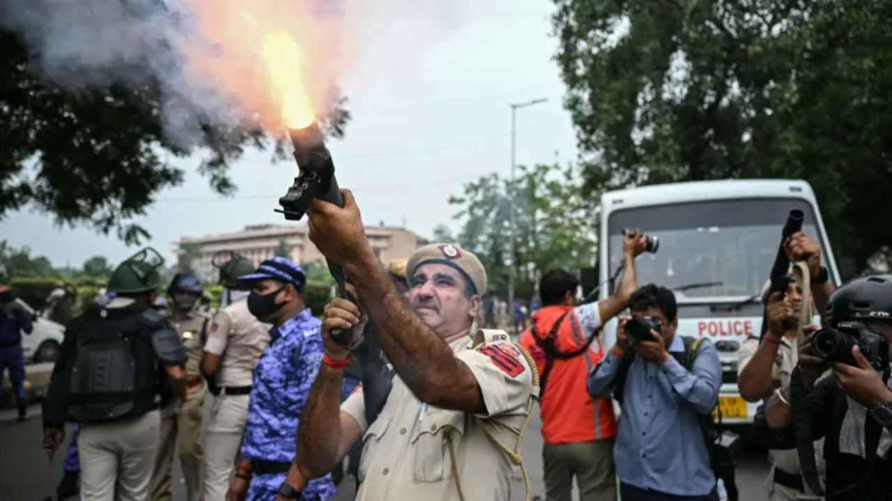 Police attack CJP activists as thousands march towards parliament Police attack CJP