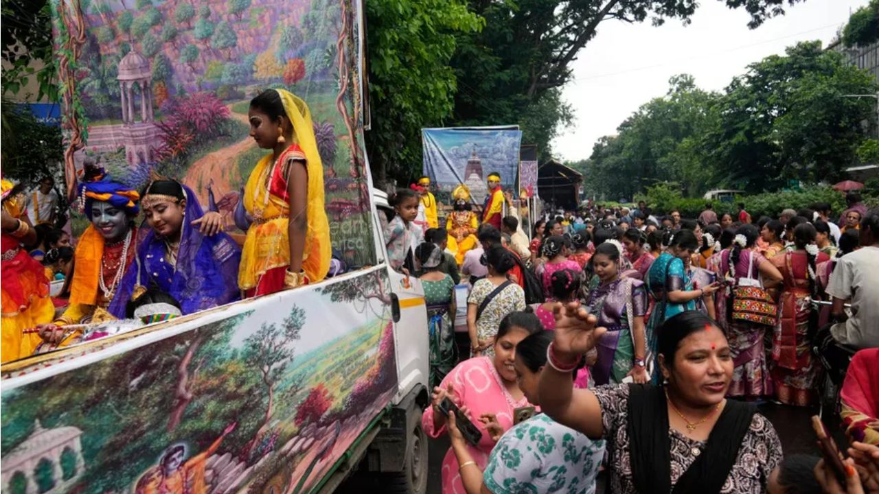 One dead, 100 hurt in crush at Indian chariot festival Puri Rath Yatra Festival