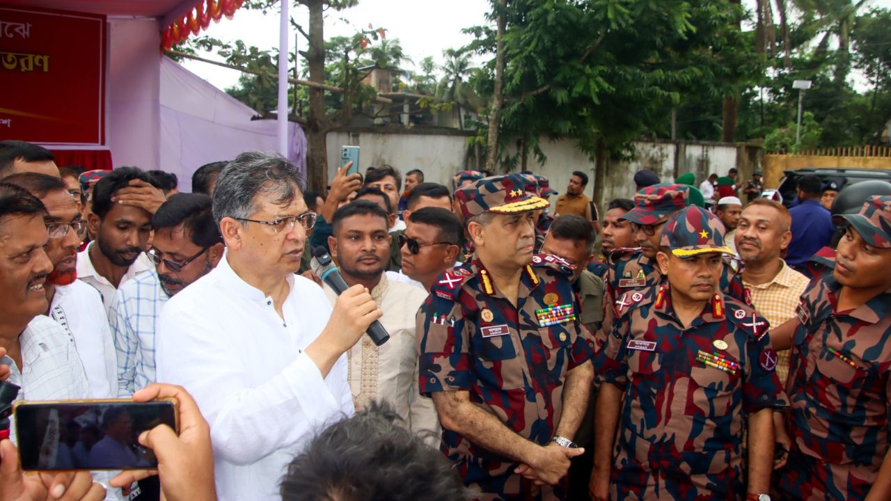 Salahuddin apologises, distributes relief in Cox’s Bazar Salahuddin relief Cox's Bazar