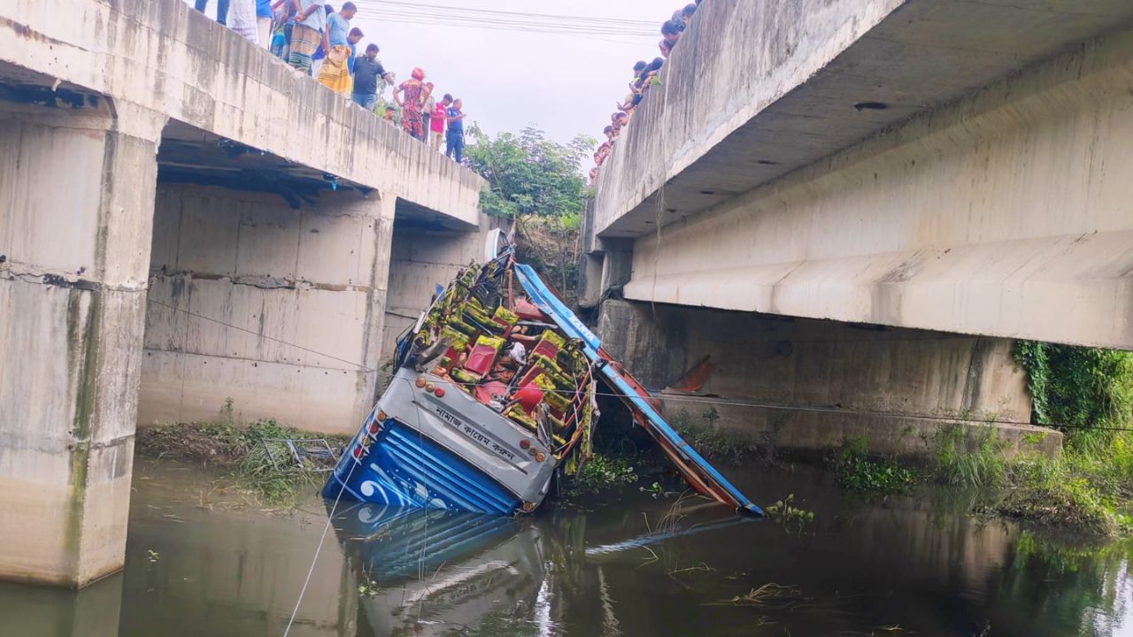 Bus plunges into ditch on Dhaka–Aricha highway, one dead Selfie Paribahan