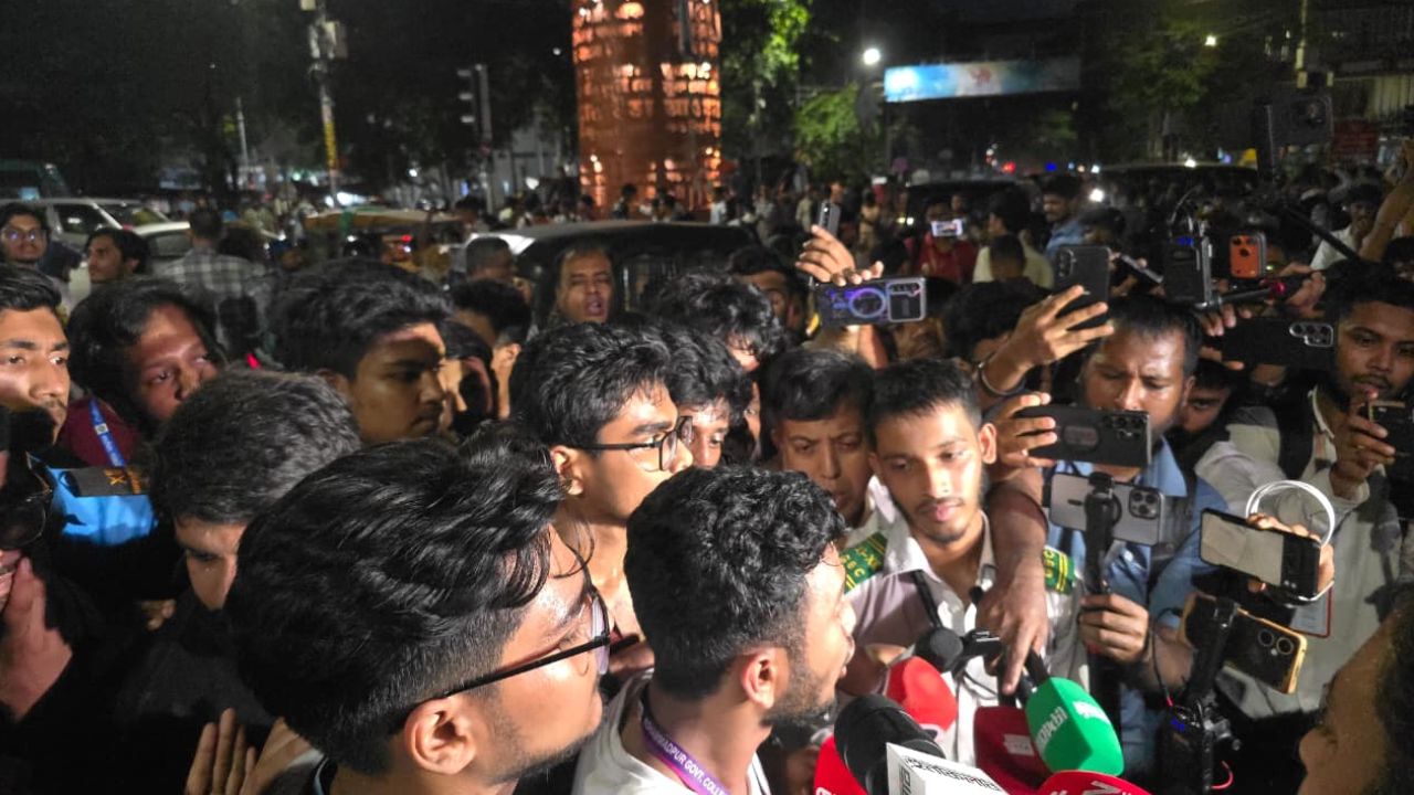 Students press one-point demand for Milon’s resignation Milon's resignation
