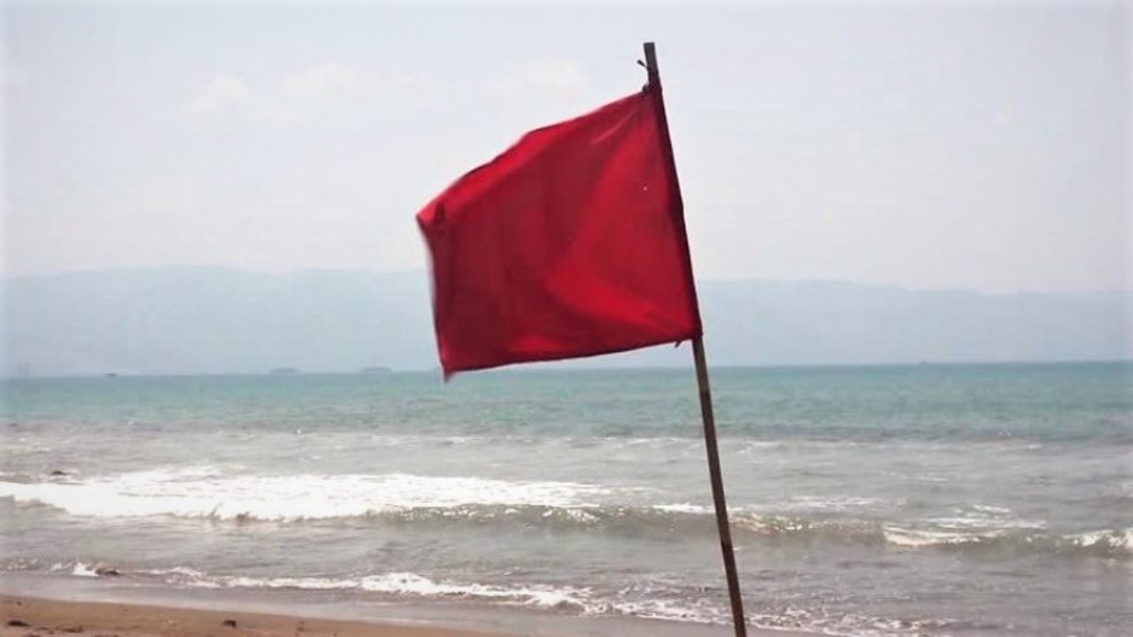 Low over Bay: Signal No 3 at four seaports Signal No 3
