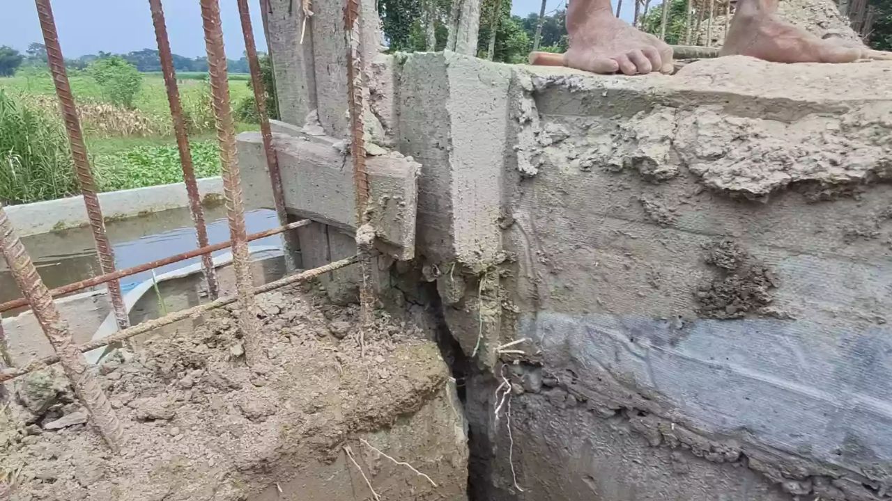Under-construction bridge cracks